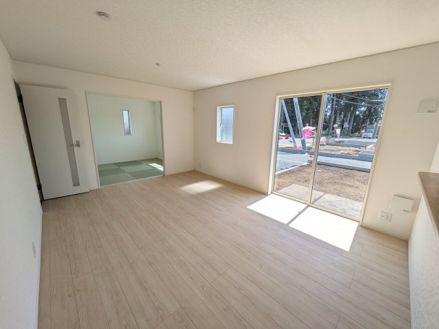 那珂市瓜連　第14　新築戸建て　5号棟の居間・リビング|居心地の良いデザインと機能性を両立。ご友人を招いたり、趣味を楽しんだり、様々なシーンで活躍する団らんの中心地です。