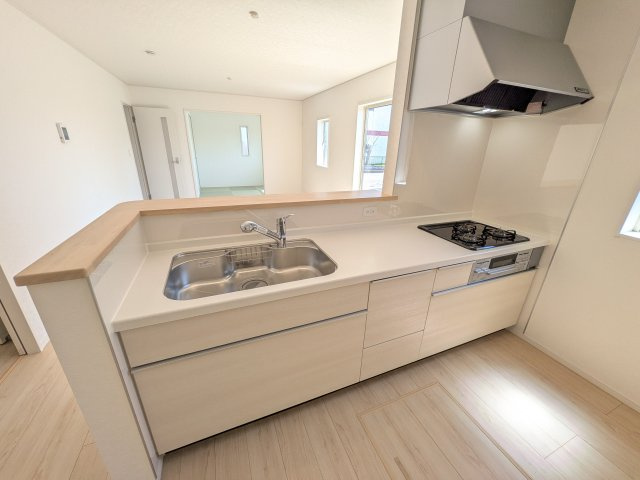 那珂市瓜連　第14　新築戸建て　5号棟のキッチン|対面式カウンターでリビングとの一体感を演出。使いやすい動線と豊富な収納で、毎日の料理時間も快適に過ごせます。