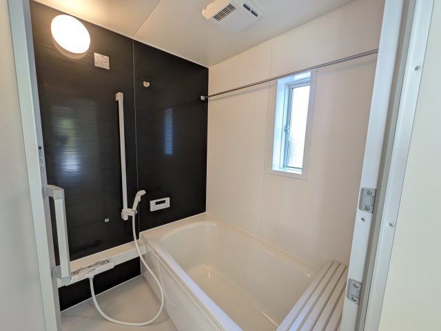 那珂市瓜連　第14　新築戸建て　5号棟の浴室|1坪タイプのゆったりとしたバスルームは浴室暖房換気乾燥機付きで、どんな季節でも快適なバスタイムを満喫出来ます♪ 窓付きで明るく開放的なところも良いですね！