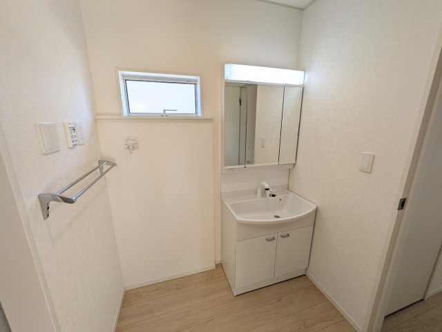 那珂市瓜連　第14　新築戸建て　5号棟の独立洗面台|三面鏡の洗面化粧台はミラー扉の内側がすべて収納スペースになっており、収納力も魅力的です♪
ボックスティッシュも収納可能で、可変トレイは収納物に応じて高さ調整ができます！
取り外して洗えるので清潔です♪
