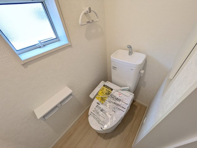 那珂市瓜連　第14　新築戸建て　5号棟のトイレ|少ない水でもパワフルに洗浄する節水設計。清潔さと機能性を両立させた、毎日気持ち良く使えるトイレ空間です。