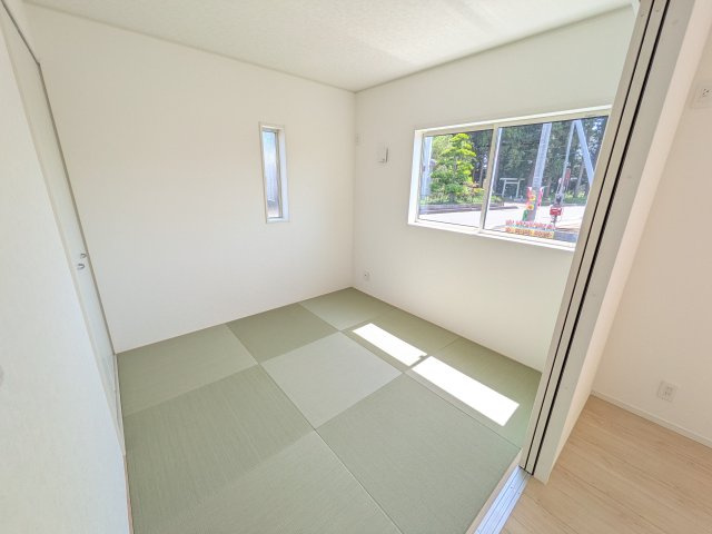 那珂市瓜連　第14　新築戸建て　5号棟の和室|琉球畳の和室は陽当たりも良く、落ち着ける空間です♪
リビングとの続き間になっているので、お子様の遊ぶスペースやお昼寝などにも使えます！
押し入れもあり収納にも困りません♪