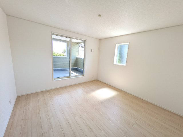 那珂市瓜連　第14　新築戸建て　5号棟の洋室|バルコニーに面した明るい２面採光で、毎朝爽やかな光を感じられます。