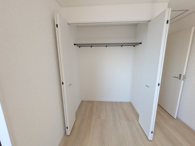 那珂市瓜連　第14　新築戸建て　4号棟の収納|大容量のクローゼットを完備。衣類から季節家電までスッキリ片付き、空間を有効活用できます。