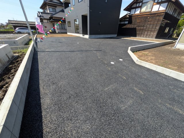 那珂市瓜連　第14　新築戸建て　4号棟の駐車場|駐車6台以上可能で、出し入れしやすいゆとりのカースペース。
月々の駐車場代が不要な点も大きな魅力です。