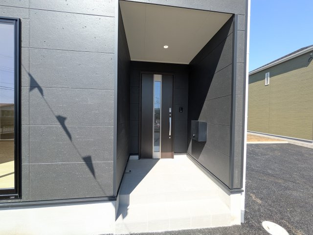 那珂市瓜連　第14　新築戸建て　4号棟の玄関|玄関ドアはカードキーで開閉も楽々♪
スマホでの開錠と施錠も可能です！
玄関上部には人感センサー付きのダウンライトがあるので、夜間の帰宅時に自動で点灯してくれます♪
防犯対策面にも一役買ってくれます！