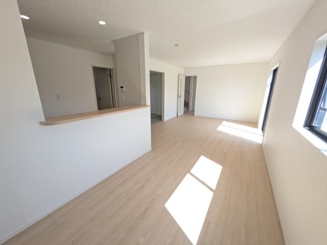 那珂市瓜連　第14　新築戸建て　4号棟の居間・リビング|家族の会話が自然と弾む、広々としたゆとりのLDK。南西向きの窓からたっぷりの光が射し込む明るく快適な空間です。