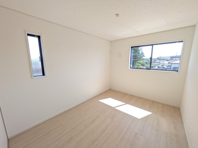 那珂市瓜連　第14　新築戸建て　4号棟の洋室|陽当たりの良い明るい洋室です♪