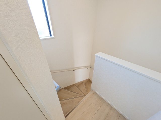 那珂市瓜連　第14　新築戸建て　4号棟の内装|窓付きで明るい階段は、手すり付きでお子様からご年配の方まで安心して上り下りができます♪