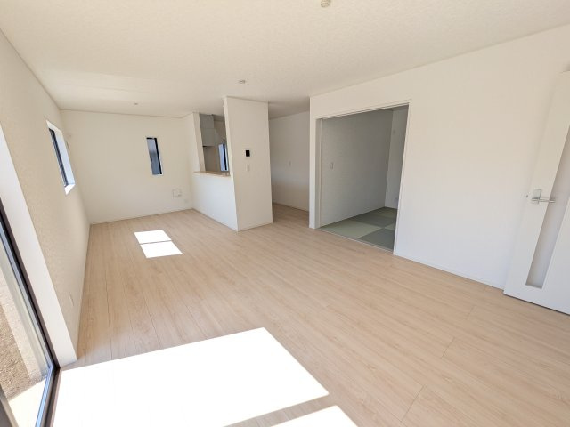 那珂市瓜連　第14　新築戸建て　4号棟の居間・リビング|居心地の良いデザインと機能性を両立。ご友人を招いたり、趣味を楽しんだり、様々なシーンで活躍する団らんの中心地です。