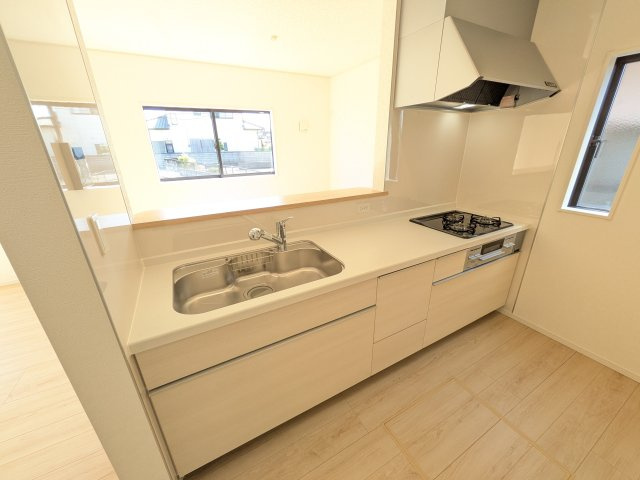 那珂市瓜連　第14　新築戸建て　4号棟のキッチン|対面式カウンターでリビングとの一体感を演出。使いやすい動線と豊富な収納で、毎日の料理時間も快適に過ごせます。