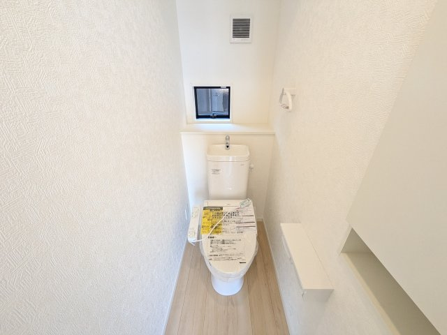 那珂市瓜連　第14　新築戸建て　4号棟のトイレ|少ない水でもパワフルに洗浄する節水設計。清潔さと機能性を両立させた、毎日気持ち良く使えるトイレ空間です。