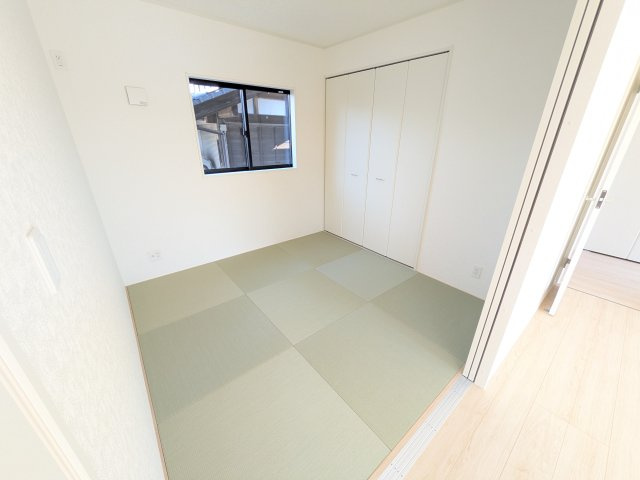 那珂市瓜連　第14　新築戸建て　4号棟の和室|琉球畳の和室は陽当たりも良く、落ち着ける空間です♪
リビングとの続き間になっているので、お子様の遊ぶスペースやお昼寝などにも使えます！
押し入れもあり収納にも困りません♪