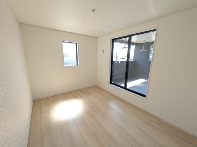 那珂市瓜連　第14　新築戸建て　4号棟の洋室|バルコニーに面した明るい２面採光で、毎朝爽やかな光を感じられます。