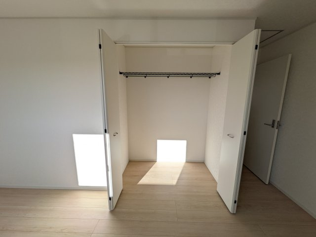那珂市瓜連　第14　新築戸建て　2号棟の収納|大容量のクローゼットを完備。衣類から季節家電までスッキリ片付き、空間を有効活用できます。
