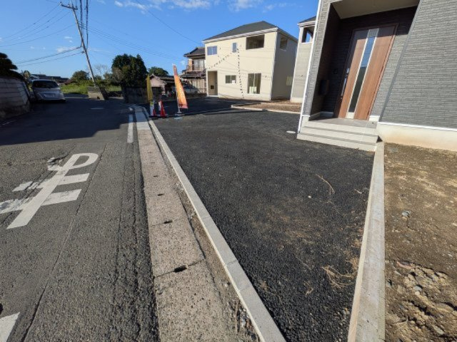 那珂市瓜連　第14　新築戸建て　2号棟の駐車場|駐車4台可能で、出し入れしやすいゆとりのカースペース。
月々の駐車場代が不要な点も大きな魅力です。
