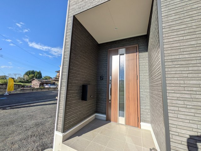 那珂市瓜連　第14　新築戸建て　2号棟の玄関|玄関ドアはカードキーで開閉も楽々♪
スマホでの開錠と施錠も可能です！
玄関上部には人感センサー付きのダウンライトがあるので、夜間の帰宅時に自動で点灯してくれます♪
防犯対策面にも一役買ってくれます！