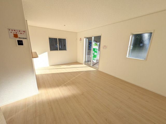 那珂市瓜連　第14　新築戸建て　2号棟の居間・リビング|家族の会話が自然と弾む、広々としたゆとりのLDK。南西向きの窓からたっぷりの光が射し込む明るく快適な空間です。