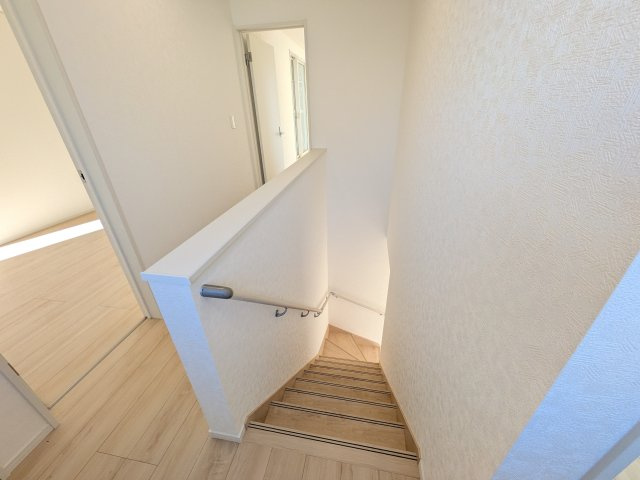 那珂市瓜連　第14　新築戸建て　2号棟の内装|窓付きで明るい階段は、手すり付きでお子様からご年配の方まで安心して上り下りができます♪