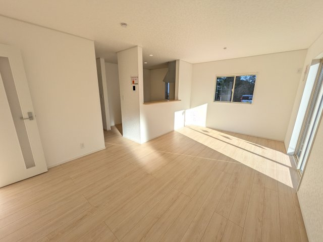 那珂市瓜連　第14　新築戸建て　2号棟の居間・リビング|居心地の良いデザインと機能性を両立。ご友人を招いたり、趣味を楽しんだり、様々なシーンで活躍する団らんの中心地です。