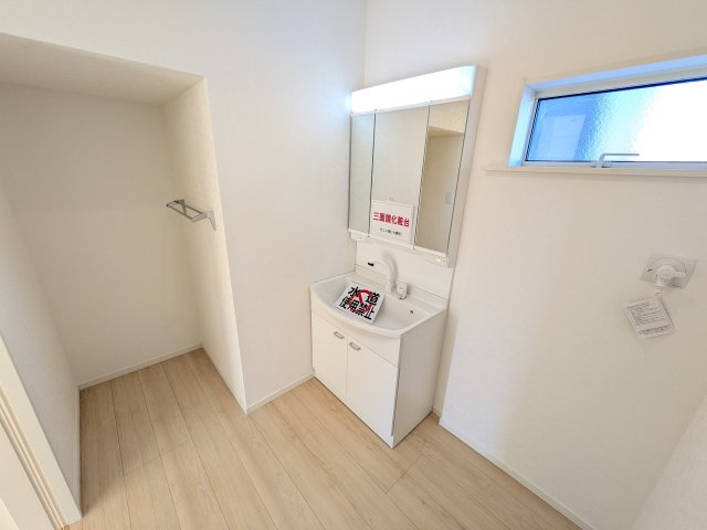 那珂市瓜連　第14　新築戸建て　2号棟の独立洗面台|三面鏡の洗面化粧台はミラー扉の内側がすべて収納スペースになっており、収納力も魅力的です♪
ボックスティッシュも収納可能で、可変トレイは収納物に応じて高さ調整ができます！
取り外して洗えるので清潔です♪