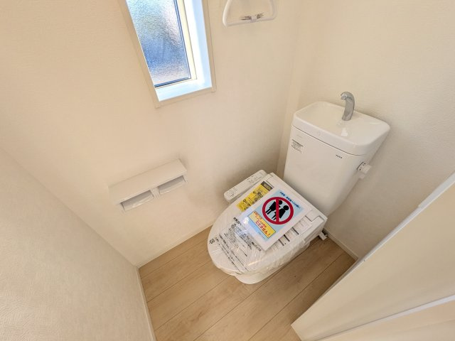 那珂市瓜連　第14　新築戸建て　2号棟のトイレ|少ない水でもパワフルに洗浄する節水設計。清潔さと機能性を両立させた、毎日気持ち良く使えるトイレ空間です。