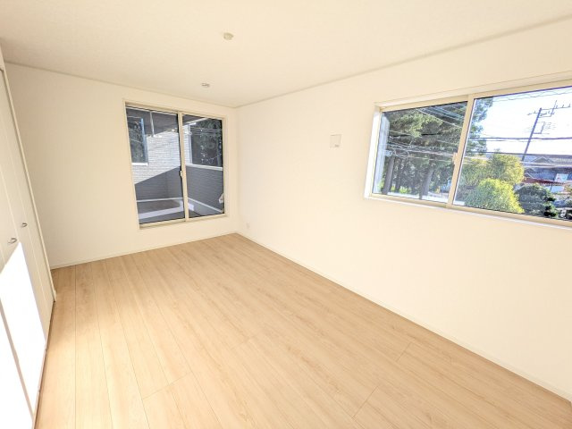 那珂市瓜連　第14　新築戸建て　2号棟の洋室|バルコニーに面した明るい２面採光で、毎朝爽やかな光を感じられます。