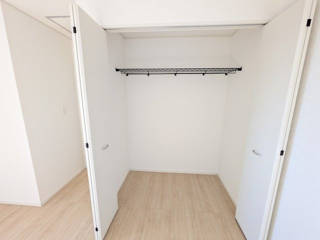 那珂市瓜連　第14　新築戸建て　1号棟の収納|大容量のクローゼットを完備。衣類から季節家電までスッキリ片付き、空間を有効活用できます。