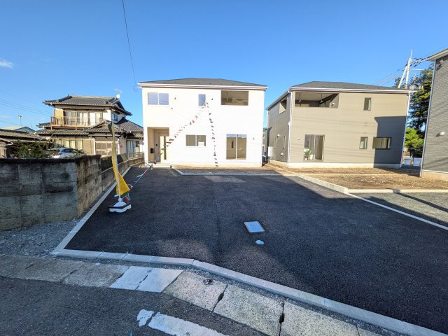 那珂市瓜連　第14　新築戸建て　1号棟の前面道路含む現地写真|写真だけでは伝わらない快適さを、ぜひ現地で体感しませんか？
即日見学可能です！平日のご案内も可能です♪
お気軽にお問合せまたはお電話ください！
0297-86-8370まで【リアライズ不動産】