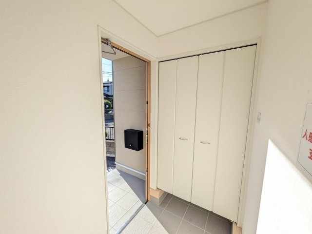 那珂市瓜連　第14　新築戸建て　1号棟の玄関|家族全員の靴がスッキリ片付く大容量シューズボックス完備。お客様を気持ちよく迎えられる、明るく清潔感あふれる玄関です。