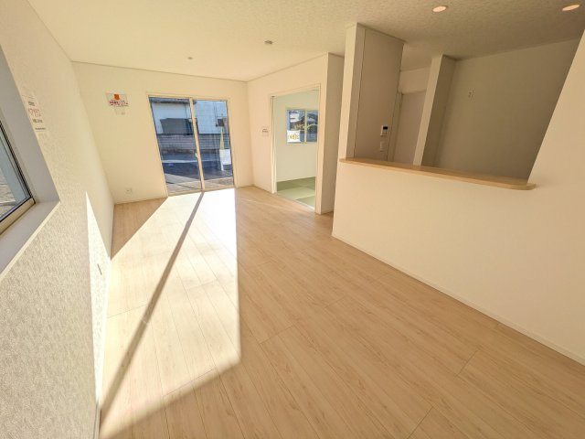那珂市瓜連　第14　新築戸建て　1号棟の居間・リビング|家族の会話が自然と弾む、広々としたゆとりのLDK。南西向きの窓からたっぷりの光が射し込む明るく快適な空間です。