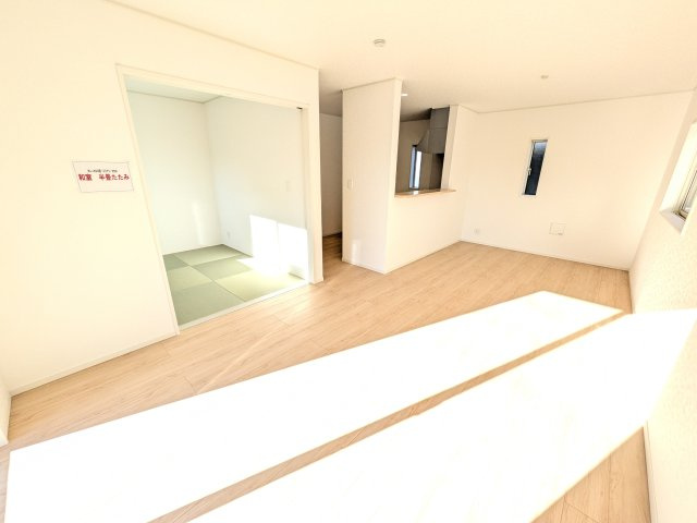 那珂市瓜連　第14　新築戸建て　1号棟の居間・リビング|居心地の良いデザインと機能性を両立。ご友人を招いたり、趣味を楽しんだり、様々なシーンで活躍する団らんの中心地です。