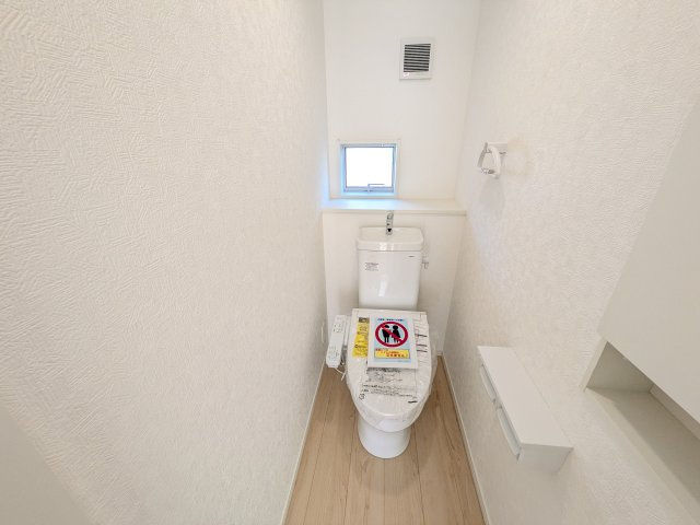 那珂市瓜連　第14　新築戸建て　1号棟のトイレ|少ない水でもパワフルに洗浄する節水設計。清潔さと機能性を両立させた、毎日気持ち良く使えるトイレ空間です。