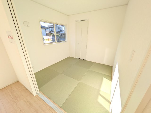 那珂市瓜連　第14　新築戸建て　1号棟の和室|琉球畳の和室は陽当たりも良く、落ち着ける空間です♪
リビングとの続き間になっているので、お子様の遊ぶスペースやお昼寝などにも使えます！
押し入れもあり収納にも困りません♪