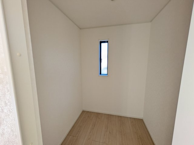 那珂市瓜連　第14　新築戸建て　3号棟の収納|大容量のクローゼットを完備。衣類から季節家電までスッキリ片付き、空間を有効活用できます。