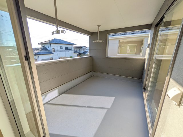 那珂市瓜連　第14　新築戸建て　3号棟のバルコニー|人気のインナーバルコニー。室内と一体感があり、雨の日のお子様の遊び場や、ペットの安全な外気浴スペースにも最適です♪