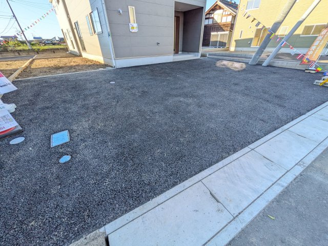 那珂市瓜連　第14　新築戸建て　3号棟の駐車場|駐車4台可能で、出し入れしやすいゆとりのカースペース。
月々の駐車場代が不要な点も大きな魅力です。