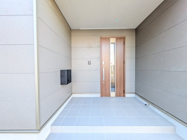 那珂市瓜連　第14　新築戸建て　3号棟の玄関|玄関ドアはカードキーで開閉も楽々♪
スマホでの開錠と施錠も可能です！
玄関上部には人感センサー付きのダウンライトがあるので、夜間の帰宅時に自動で点灯してくれます♪
防犯対策面にも一役買ってくれます！