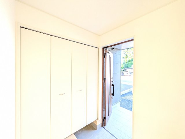那珂市瓜連　第14　新築戸建て　3号棟の玄関|家族全員の靴がスッキリ片付く大容量シューズボックス完備。お客様を気持ちよく迎えられる、明るく清潔感あふれる玄関です。