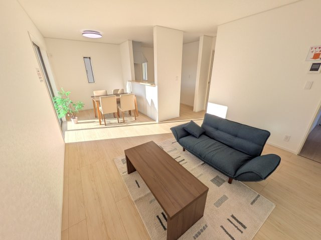 那珂市瓜連　第14　新築戸建て　3号棟の居間・リビング|家族の会話が自然と弾む、広々としたゆとりのLDK。南西向きの窓からたっぷりの光が射し込む明るく快適な空間です。