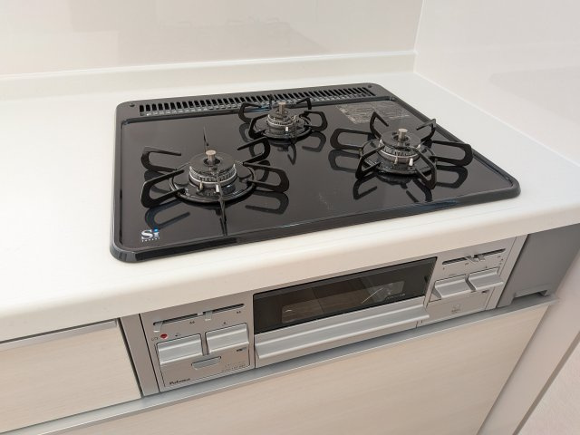 那珂市瓜連　第14　新築戸建て　3号棟のキッチン|忙しい毎日の調理をサポートする三ツ口コンロ。
煮る・焼く・温めると同時進行で、効率よく時短料理が叶います♪