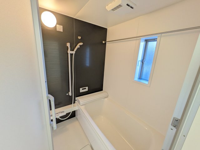 那珂市瓜連　第14　新築戸建て　3号棟の浴室|1坪タイプのゆったりとしたバスルームは浴室暖房換気乾燥機付きで、どんな季節でも快適なバスタイムを満喫出来ます♪ 窓付きで明るく開放的なところも良いですね！