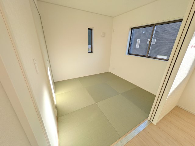 那珂市瓜連　第14　新築戸建て　3号棟の和室|琉球畳の和室は陽当たりも良く、落ち着ける空間です♪
リビングとの続き間になっているので、お子様の遊ぶスペースやお昼寝などにも使えます！
押し入れもあり収納にも困りません♪