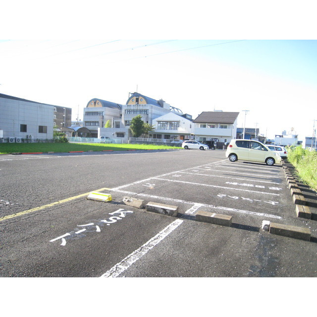 岐阜市茜部菱野２丁目の駐車場の外観