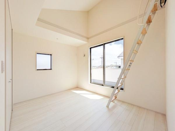 横浜市磯子区洋光台１丁目の新築一戸建の洋室|二面採光の明るく、落ち着きのある洋室！
休日はこちらでおくつろぎ下さい♪