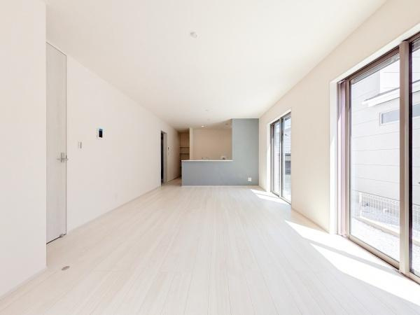 横浜市磯子区洋光台１丁目の新築一戸建の居間・リビング|明るいLDK！！
陽当たり良好です。
