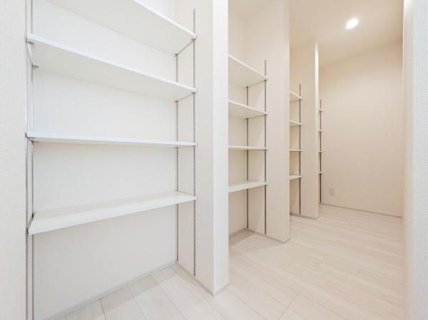 横浜市磯子区洋光台１丁目の新築一戸建のキッチン|パントリー付き！
パントリーがあるとキッチン周りをきれいに保てますね！