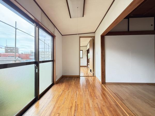 横浜市神奈川区大口通の中古一戸建の洋室|広さも十分で窓からの光が嬉しい洋室です。