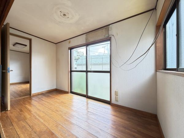横浜市神奈川区大口通の中古一戸建の洋室|二面採光の明るく、落ち着きのある洋室！