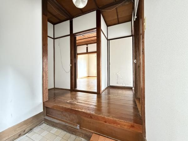 横浜市神奈川区大口通の中古一戸建の玄関|この明るい玄関が気持ちよく迎え入れてくれます。
